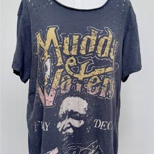 MAGNOLIA PEARL - Muddy Waters Graphic T-Shirt in Grey